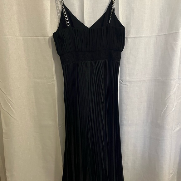 Elegant Black Pleated Jumpsuit - Picture 5 of 5